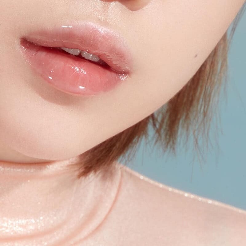 Thực hiện tẩy tế bào chết trước khi tiến hành phun môi collagen (Nguồn: Internet)